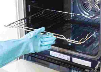 Решітки духовки як нові: як легко позбутися пригорілого жиру