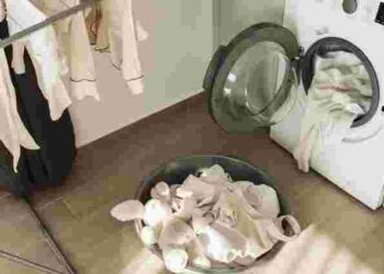 Аж три причини це почати робити: навіщо додавати сіль у пральний порошок