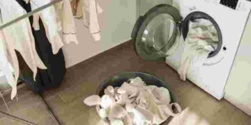 Аж три причини це почати робити: навіщо додавати сіль у пральний порошок