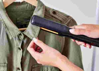 Можна обійтися без праски: як швидко прибрати складки з одягу