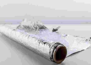 Фольга замість вапна: як захистити дерева без побілки