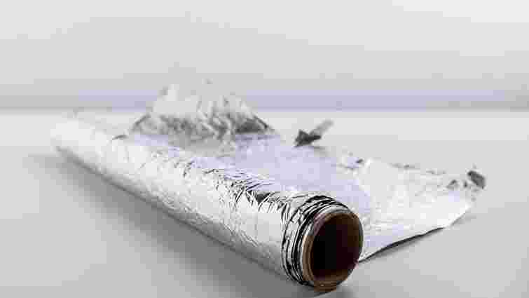 Фольга замість вапна: як захистити дерева без побілки