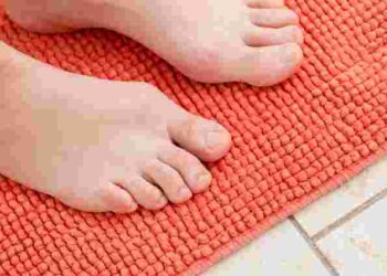 Позбуваємося бруду, пилу і неприємного запаху: як почистити килимок для ванної