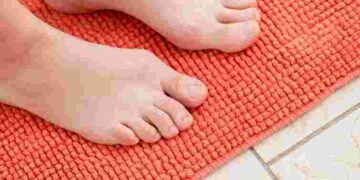 Позбуваємося бруду, пилу і неприємного запаху: як почистити килимок для ванної