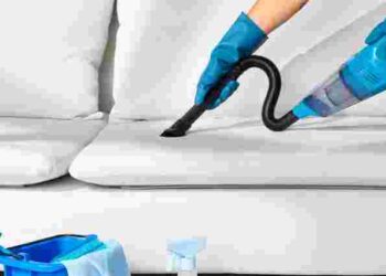 Плями зникнуть без хімії: як очистити м’які меблі крохмалем