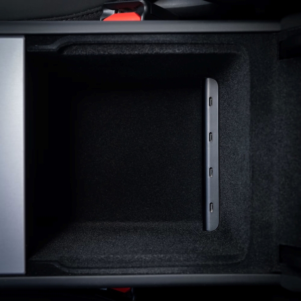 Tesla випустила фірмовий USB-хаб для Model 3 та Model Y, який підходить лише для останніх моделей