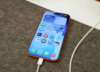 Чому не можна заряджати телефон у ванній кімнаті: головний ризик