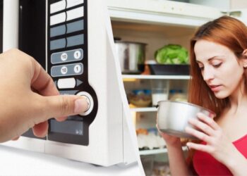 Деякі продукти можуть через це вибухнути: що краще не розігрівати в мікрохвильовці