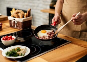 Для чого лити оцет на сковорідку перед смаженням: старий кулінарний трюк