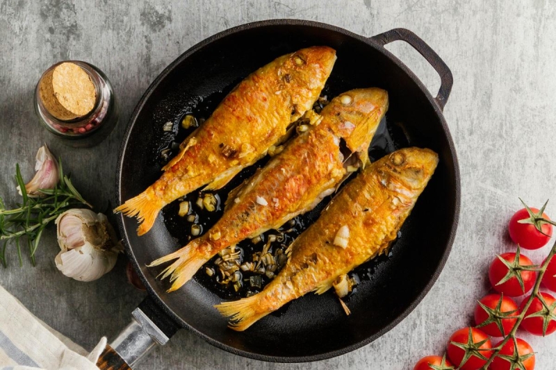 Для чого перед смаженням натирати рибу цукром: цей трюк вас здивує