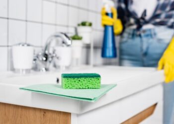 Досвідчені господині відрізають куточок губки для посуду: як це допомагає у прибиранні