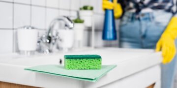 Досвідчені господині відрізають куточок губки для посуду: як це допомагає у прибиранні