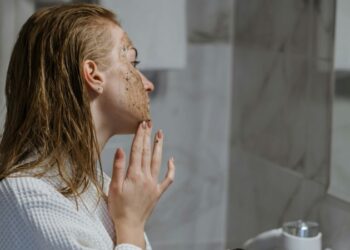 Епоха абрикосових кісточок і спирту: косметика, з якою час попрощатися назавжди