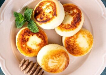 Если сырники “расплываются” на сковороде, вы совершаете одну ошибку: она портит блюдо