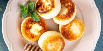 Если сырники “расплываются” на сковороде, вы совершаете одну ошибку: она портит блюдо