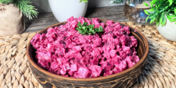 Этот розовый “Весенний” салат поднимает настроение только своим цветом: удивительное сочетание (РЕЦЕПТ)