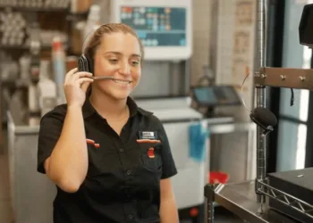 «Великий Брат» стежить за співробітниками Burger King: ІІ-асистент контролює ввічливість персоналу з клієнтами