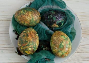 “Яйца дракона” за копейки: как создать шикарные мраморные узоры на Пасху (ВИДЕО)