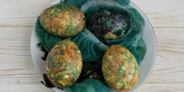 “Яйца дракона” за копейки: как создать шикарные мраморные узоры на Пасху (ВИДЕО)