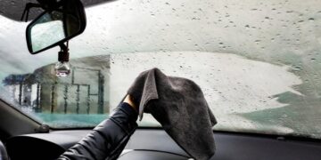 Як найкраще мити скло всередині салону автомобіля: перевірені дідівські методи