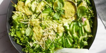 Яркий салат с особой кремовой заправкой – идеальное блюдо к посту: отличный рецепт (ВИДЕО)