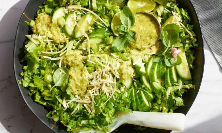 Яркий салат с особой кремовой заправкой – идеальное блюдо к посту: отличный рецепт (ВИДЕО)