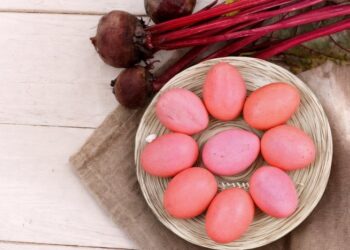 Как получить нежно-розовые яйца на Пасху: простой способ без капли химии