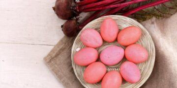 Как получить нежно-розовые яйца на Пасху: простой способ без капли химии