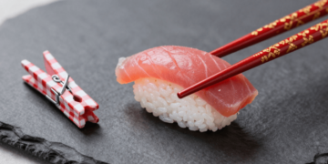 Как за минуту сделать учебные палочки для суши из обычных: маленькая хитрость, которая спасет