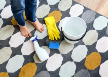 Килим обробили дешевим засобом на 30 хвилин, не знімаючи з підлоги: став як новий