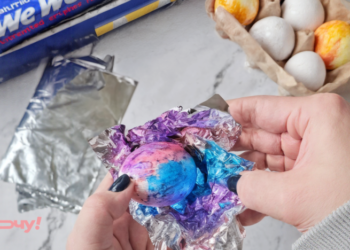 Космические цвета за две минуты: как сделать оригинальные крашенки с помощью маркеров (ВИДЕО)