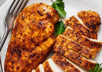 Куриная грудка больше не будет “подошвой”: 5 мировых шеф-поваров рассказали, что сделать с мясом перед жаркой