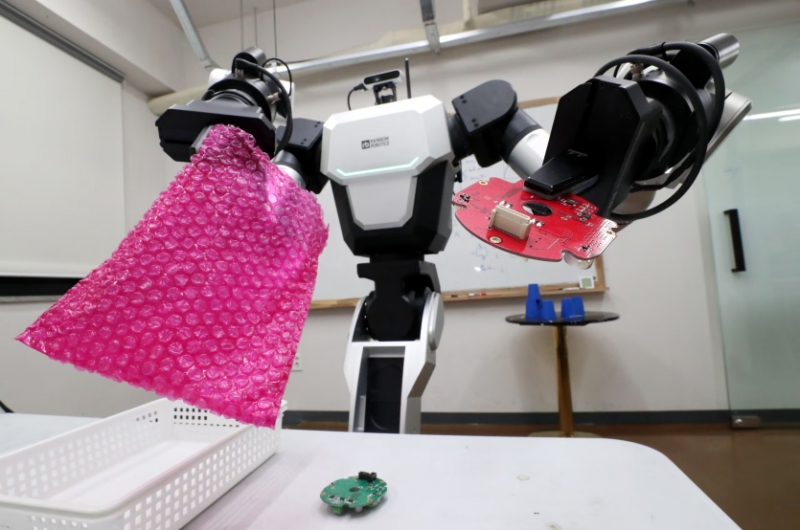 Люди не потрібні: Samsung планує до 2030 року запустити роботизовані фабрики під управлінням ШІ