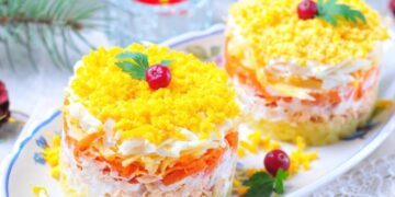 Лучшая “Мимоза” готовится так: рецепт идеального салата к празднику  (РЕЦЕПТ)