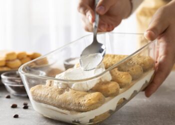 Маленький лайфхак, который спасет, если миксера нет: как легко взбить сливки в густой крем