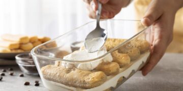 Маленький лайфхак, который спасет, если миксера нет: как легко взбить сливки в густой крем