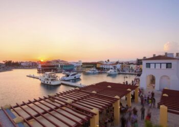 На Кіпрі паніка через війну в Ірані: туристи масовано покидають острів