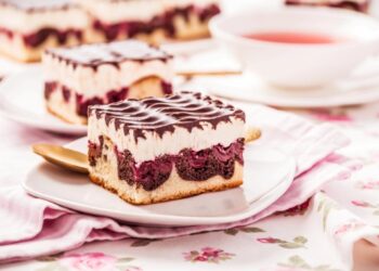 Неймовірний сирний торт з вишнею: стане улюбленим десертом на будь-яке свято