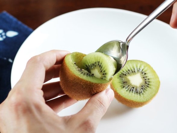 Никакой грязи и липких рук: берем стакан и чистим киви за 5 секунд
