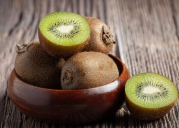 Никакой грязи и липких рук: берем стакан и чистим киви за 5 секунд