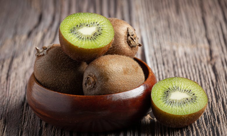 Никакой грязи и липких рук: берем стакан и чистим киви за 5 секунд