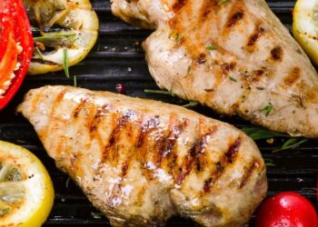 Один ингредиент превратит “подошву” в сочное мясо: секретный лайфхак для куриной грудки