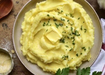 Одна чайная ложка в картофель – и пюре будет вдвое вкуснее: неожиданный продукт для идеального гарнира