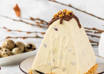 Паска без выпечки: рецепт нежной творожной “ириски” с фундуком и курагой