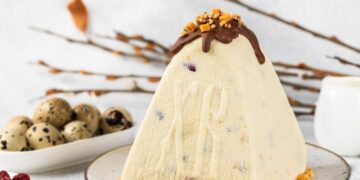 Паска без выпечки: рецепт нежной творожной “ириски” с фундуком и курагой