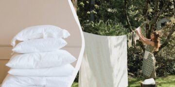 Пожовклі простирадла та подушки можна відбілити соком: який потрібен та як використовувати