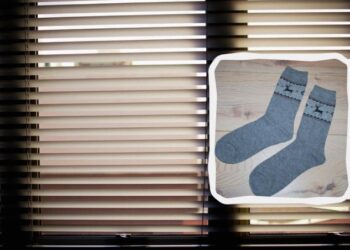 Простий спосіб очистити жалюзі від пилу та жиру, не знімаючи: знадобиться лише шкарпетка