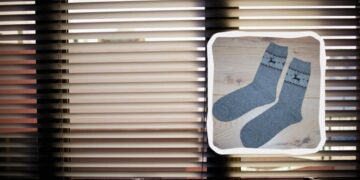 Простий спосіб очистити жалюзі від пилу та жиру, не знімаючи: знадобиться лише шкарпетка