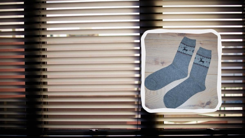 Простий спосіб очистити жалюзі від пилу та жиру, не знімаючи: знадобиться лише шкарпетка