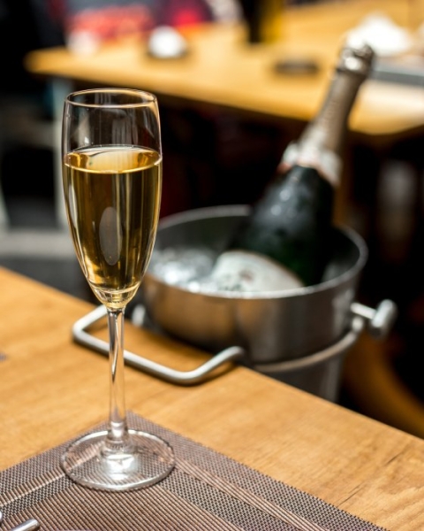 Пузырьки с характером: в чём на самом деле разница между просекко и шампанским